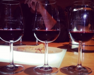 tres copas de vino en la mesa